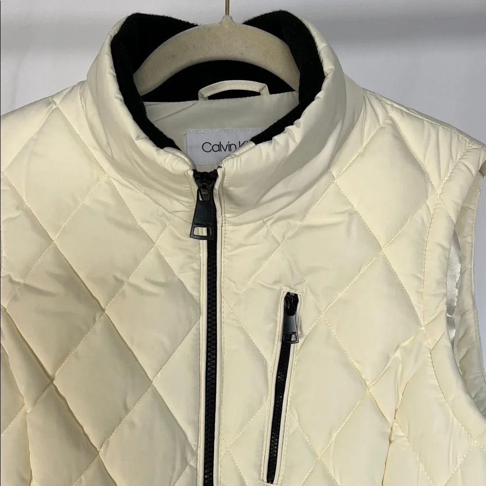 Cream and black quilted fitted vest by Calvin Klein with ribbed knit details sm - Picture 6 of 11